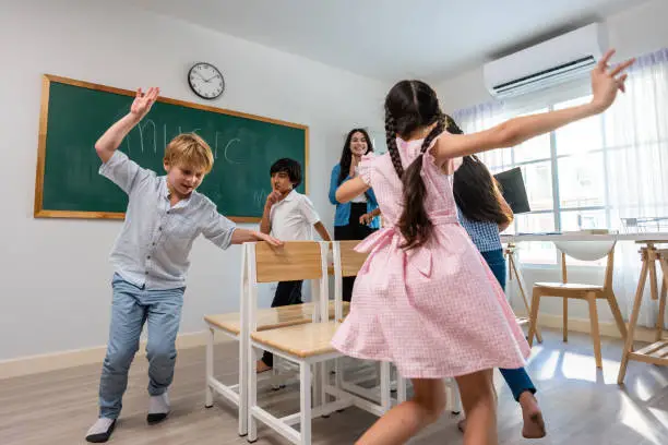 enfant 2 chant bouche