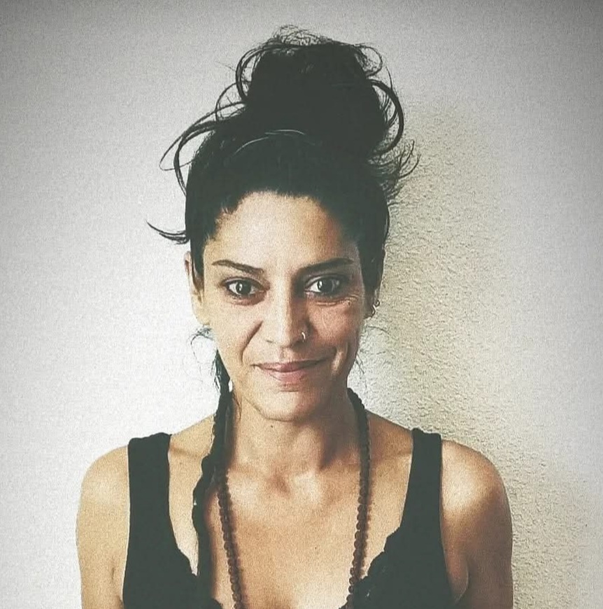 Professeure de Hatha Yoga certifiée par le centre Sivananda, je continue d'apprendre et de m'enrichir en tant qu'élève de Yoga Iyengar.






